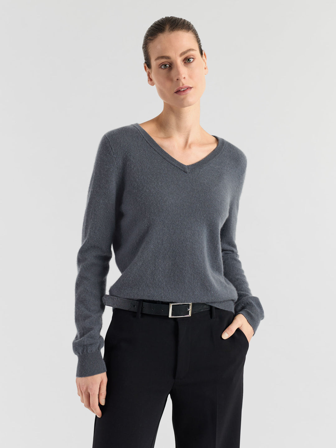 Kashmirgenser med v-hals "Erle" i 100% ren cashmere. Norsk design fra Kashmina. Farge: Blue Fog.