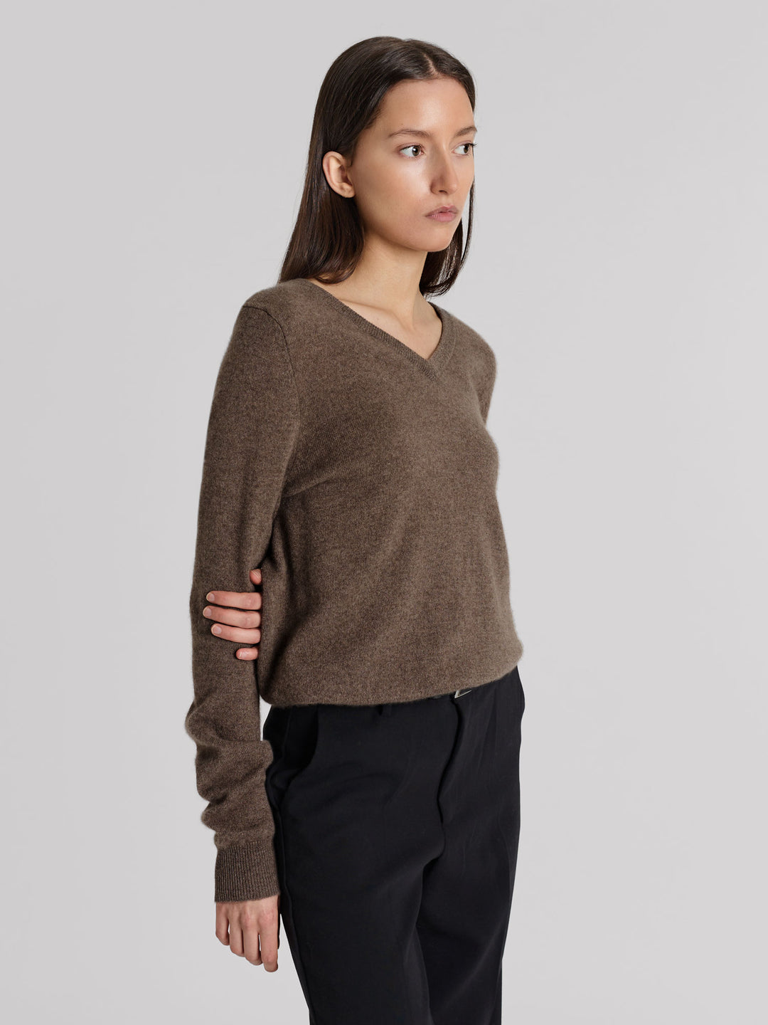 Kashmirgenser med v-hals "Erle" i 100% ren cashmere. Norsk design fra Kashmina. Farge: Dark toast.