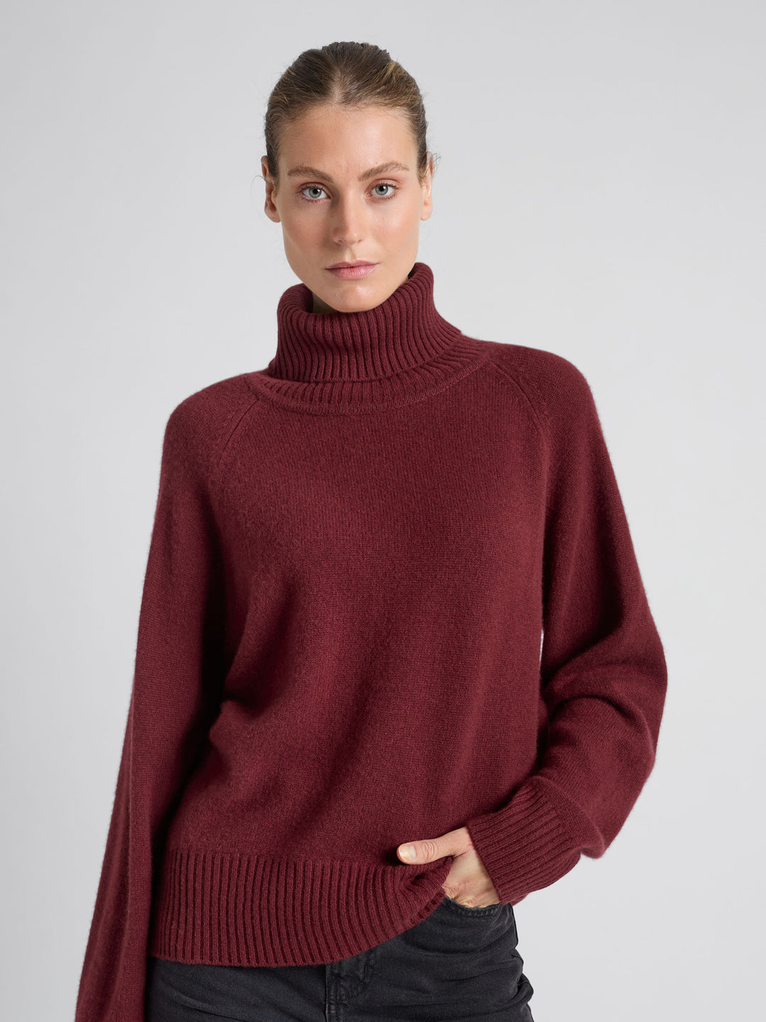 Høyhalset tykk kashmirgenser Milano i 100% kashmir, cashmere. Norsk design fra Kashmina. Farge: Bordeaux.