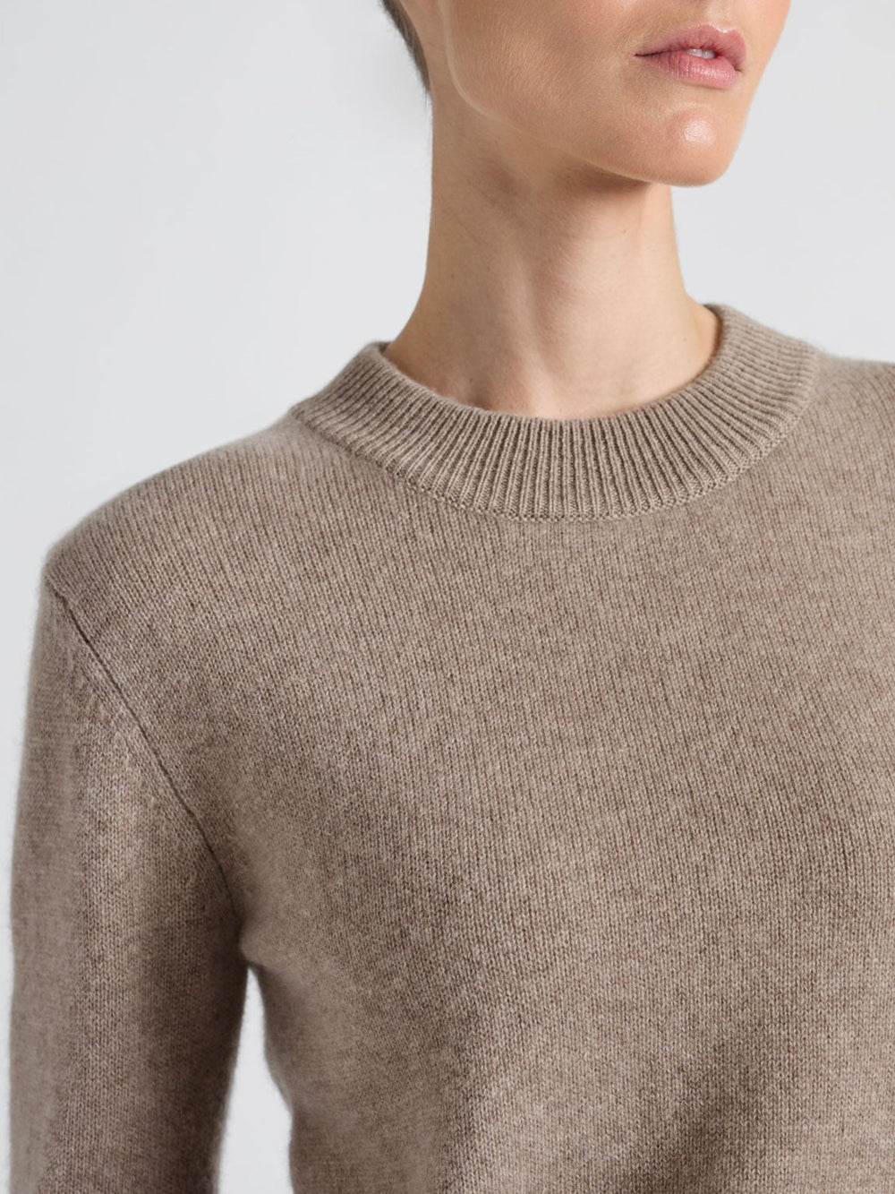 Klassisk rundhalset kashmirgense, cashmere,  "Sofia long", i 100% ren kashmir. Norsk design fra Kashmina. Farge: Toast.