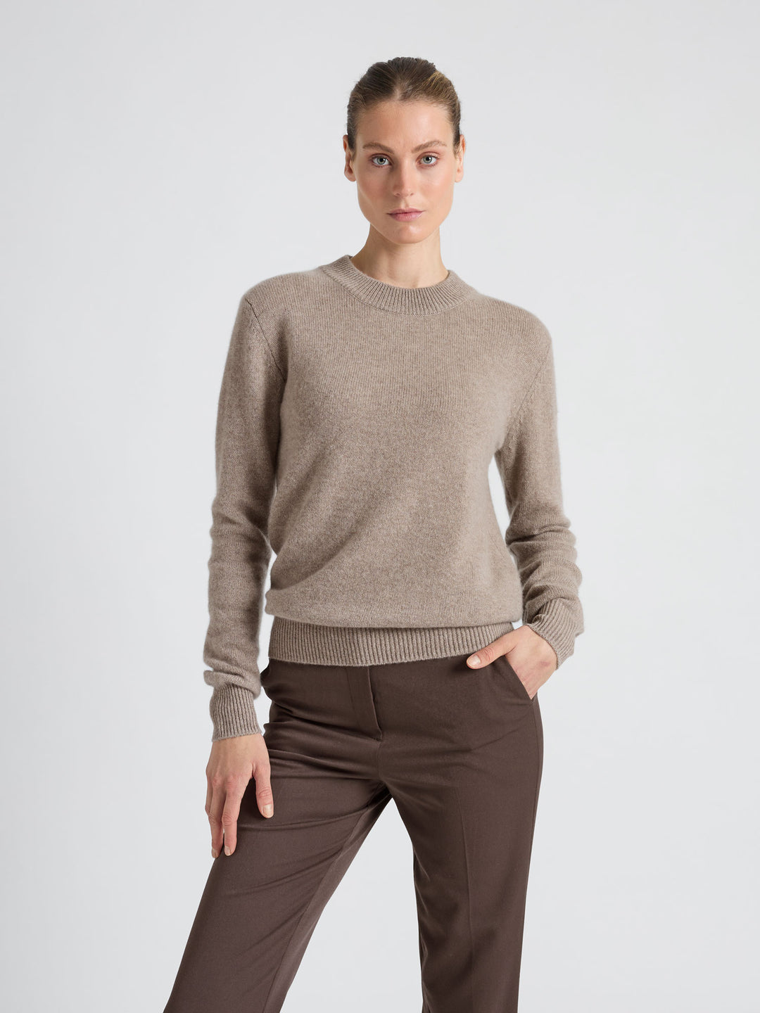 Klassisk rundhalset kashmirgense, cashmere,  "Sofia long", i 100% ren kashmir. Norsk design fra Kashmina. Farge: Toast.