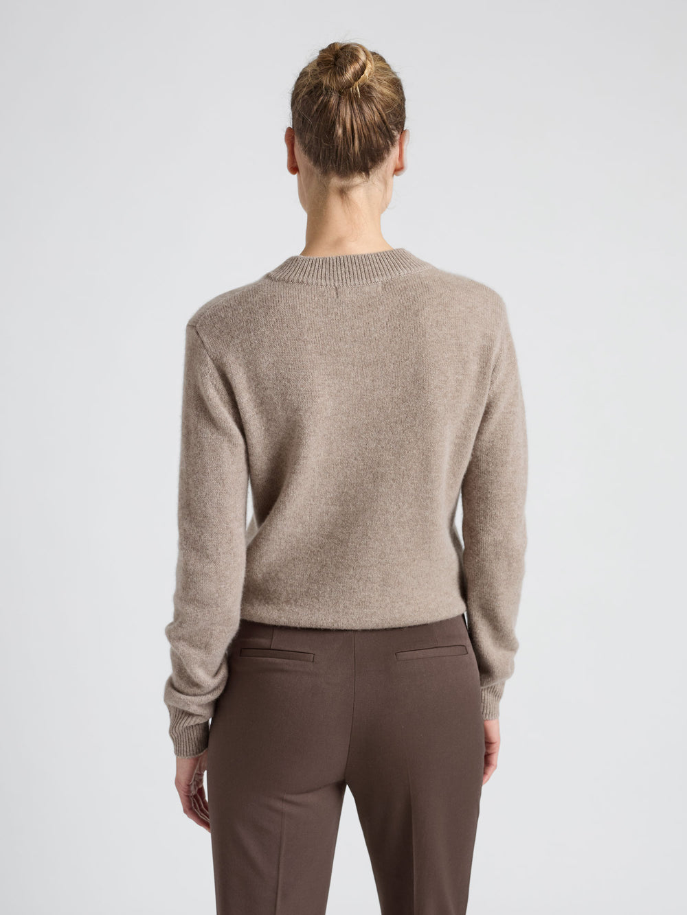 Klassisk rundhalset kashmirgense, cashmere,  "Sofia long", i 100% ren kashmir. Norsk design fra Kashmina. Farge: Toast.