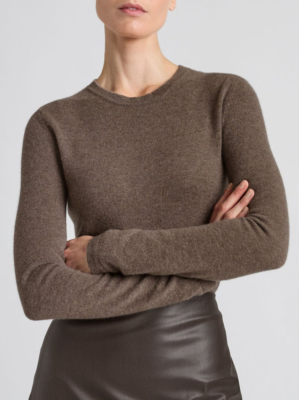 Tettsittende kashmirgenser, "unni" i 100 ren kasjmirull, cashmere. Norsk design fra Kashmina. Farge: Dark Toast.