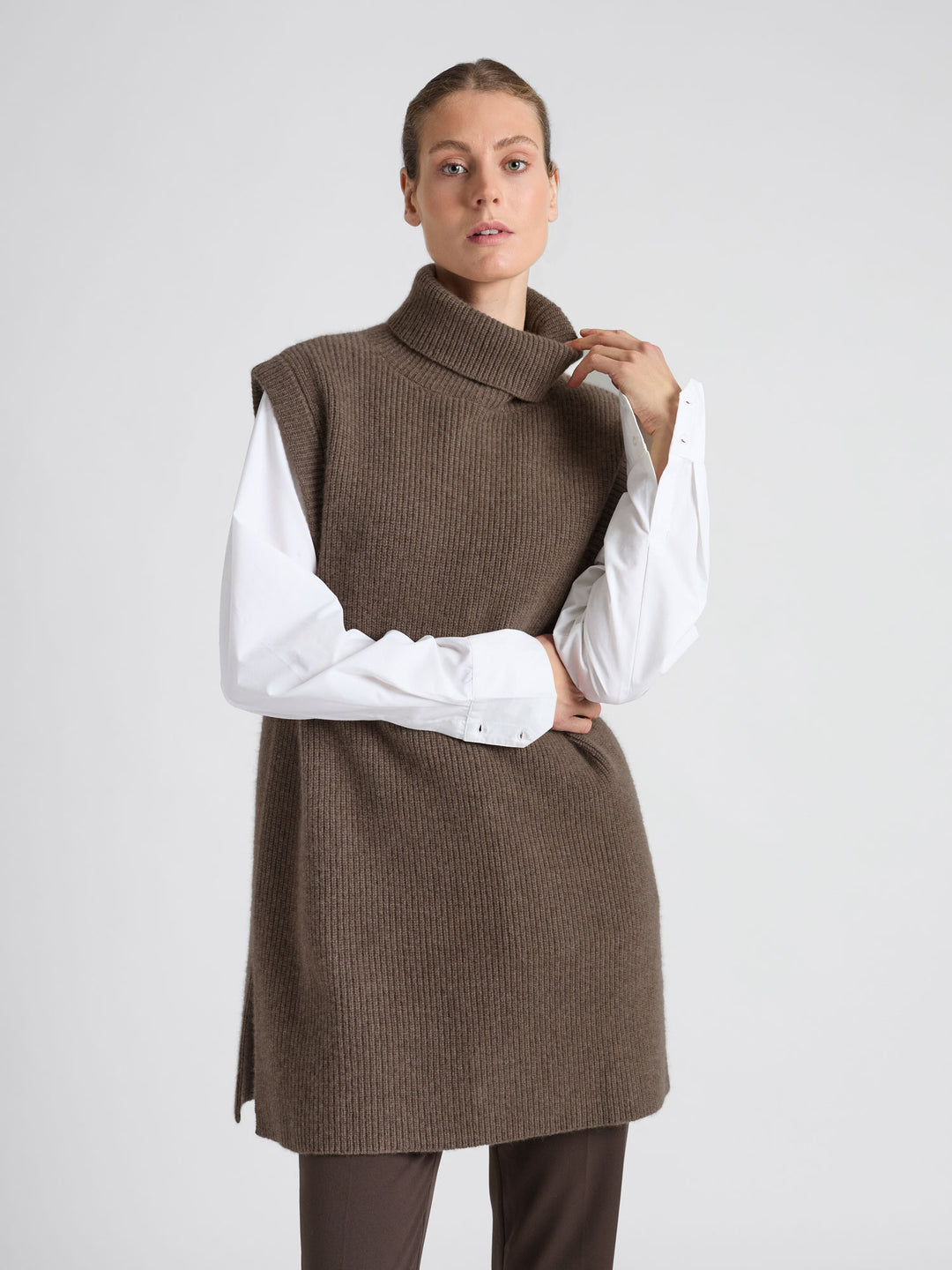 Kashmirvest "Vedis" i 100% ren kasjmirull, cashmere. Norsk design fra Kashmina. Farge: Dark toast.